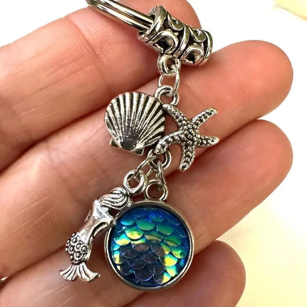 Mermaid charm keychain - Picture 2 of 8
